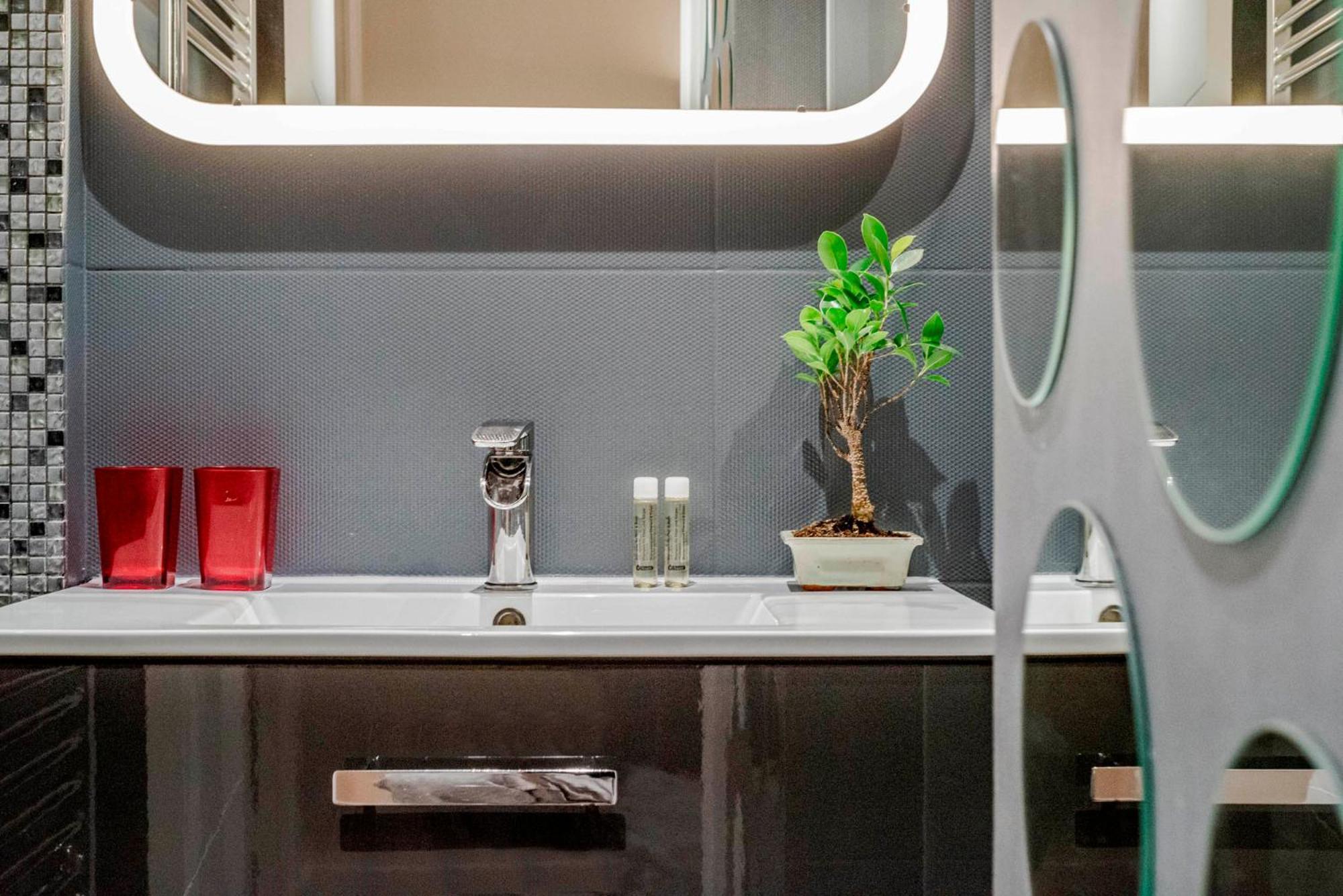 Luxury Family 2Br - Prime Location, Walk To Beach & Shopping, Sunny Balcony - Totolulu Cannes Hoche Esterno foto
